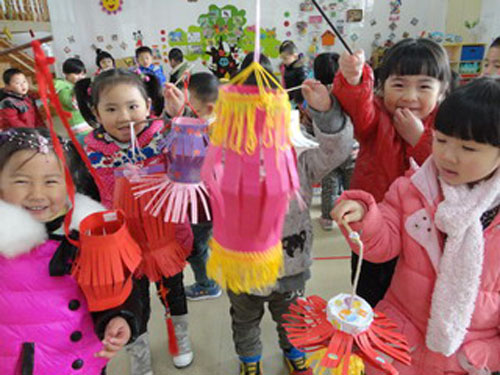 德化幼儿园师幼共度元宵 孩子动手制作元宵灯