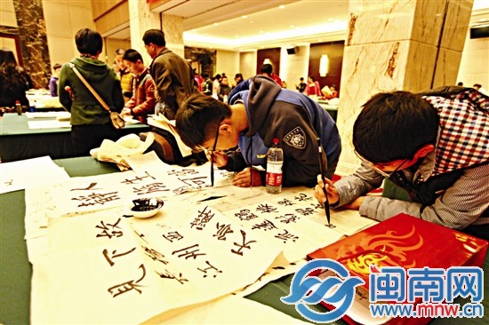 不仅是书法家，一些少年也现场创作