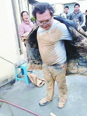 导航坑爹男子跟着走陷入泥潭受困一小时终获救