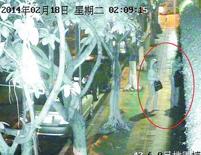 两贼将偷来的东西藏进草丛