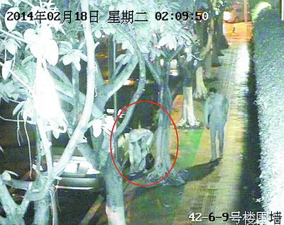 行窃过程中，两贼来来回回，显得很纠结