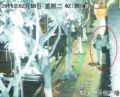 得手后，两贼将藏在草丛的东西取走。