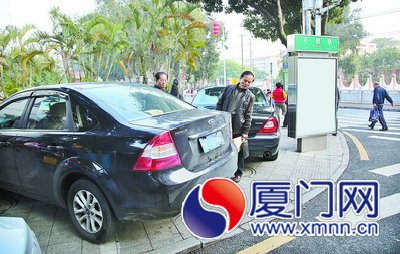 市民评代表在集美小学附近检查是否有公车接送孩子