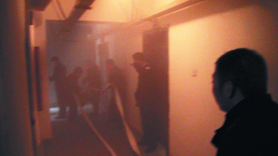 嫌犯杀夫后放火,事发现场浓烟密布