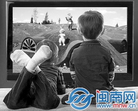 少年疯玩平板致颈椎腰椎错位 专家:多参加户外