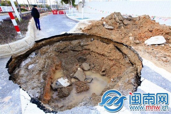 一块十几平方米的路面下陷