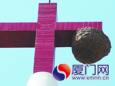 马蜂窝栖息在教堂十字架上