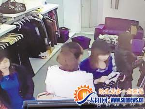 美女在火锅店柜台顺走手机
