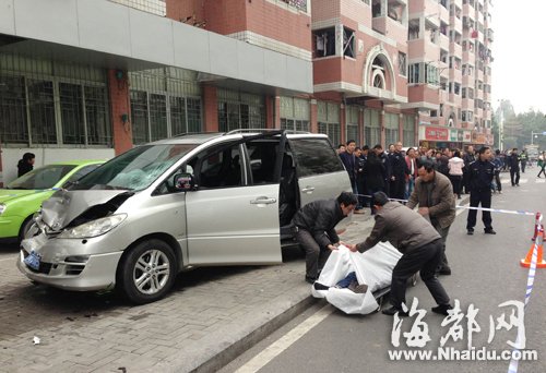 福州闹市小车失控连撞两人 驾驶员无外伤蹊跷