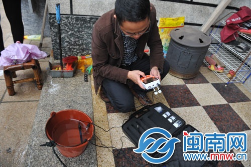 地质技术人员用专业仪器检测井水