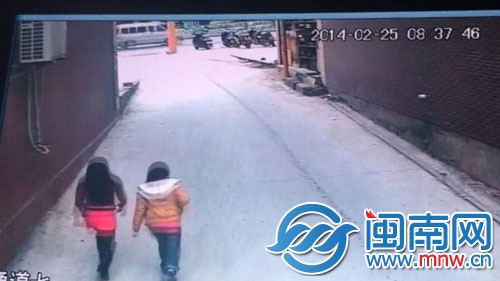 警方调取监控，查看到两个女孩子1个多小时的行踪
