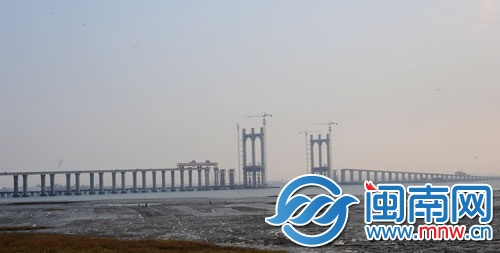 泉州湾跨海大桥正在进行主桥的钢梁安装等施工