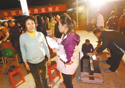 市民在进行身高体重、坐位体前屈等项目测试