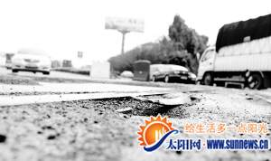 嘉禾路过铁路线路段，路面锋利的锐铁条