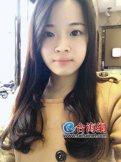 大学班花晒身份证照自拍照1