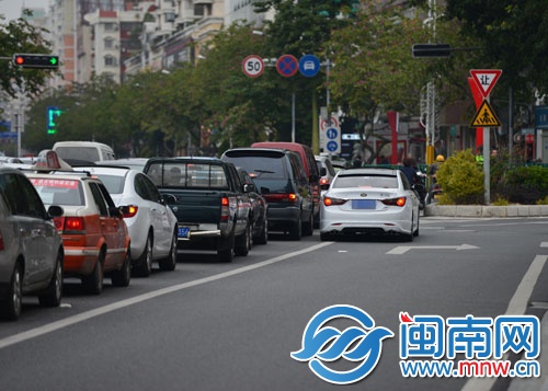 田安南路泉秀街口一辆汽车在右转车道加塞等候直行