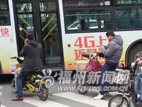 福州街头“低头族”现象普遍 安全隐患大(图)