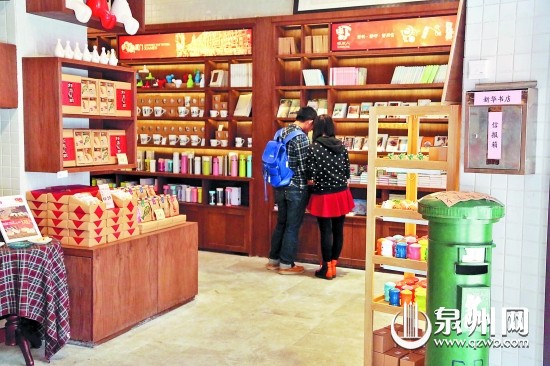 书籍与馅饼等放在一起销售，颠覆了昔日新华书店只售