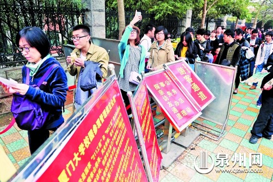 如今厦大门口常常是游客排着长队，等待刷身份证进入