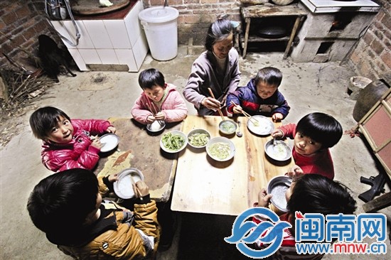 中午饭就是稀饭加青菜,一点肉丝都看不到