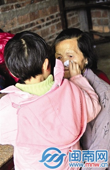 看奶奶流泪,老五贴心地给她擦眼泪