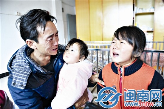 父亲昨日返回泉州接三个女儿