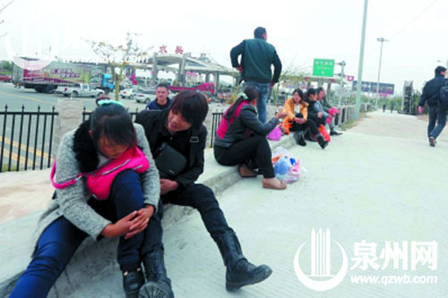 中巴车乘客被交警带到安全地带