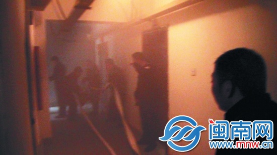 嫌犯杀夫后放火，事发现场浓烟密布