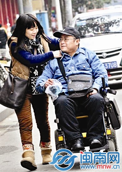 妹妹照顾高位截瘫哥哥9年 因单身39年被逼相亲