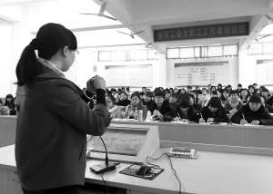 老师为女职工讲解拱手礼
