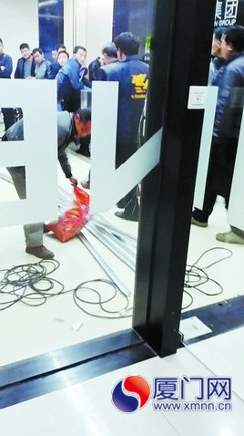 工人现场施工装门，试图“封锁”办公场所，被民警制