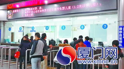 市民在梧村汽车站购票时，售票员会提醒可乘坐免费接