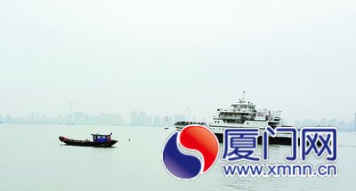 在海湾公园附近海域，有些小渔船穿梭航道，影响大轮