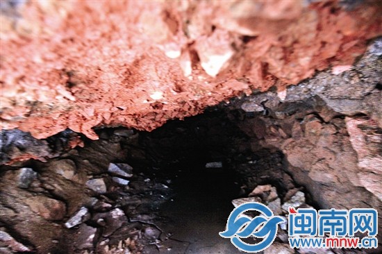 地陷坑有1米多深