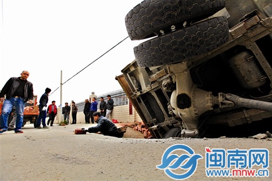 货车陷进坑里，所幸无人伤亡