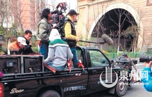 网友拍到《失孤》摄影师李屏宾（红圈处）在东海隧道