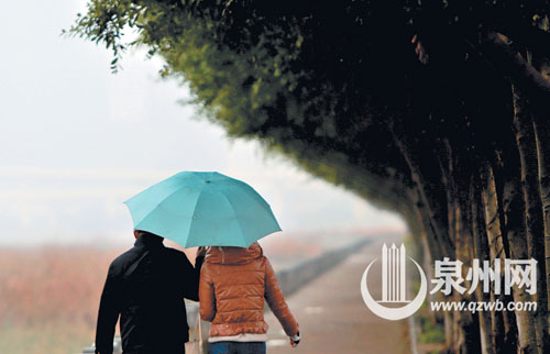 雨中漫步在江滨体育公园的慢道上