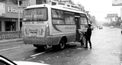 客运车路中停车揽客