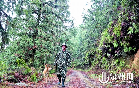 黄云腾每天徒步数公里巡山