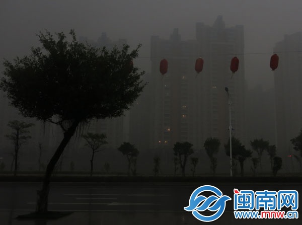昨日下午3时34分，近乎黑夜，泉州东海一小区，居民
