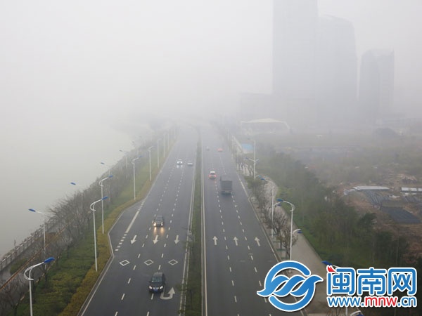 昨日下午3时30分，沿海大通道晋江大桥附近，前方马