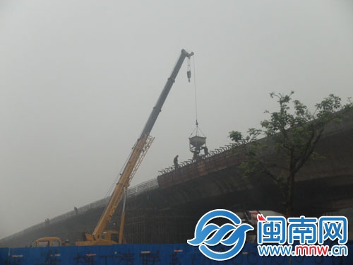 几名高速路工人冒雨施工