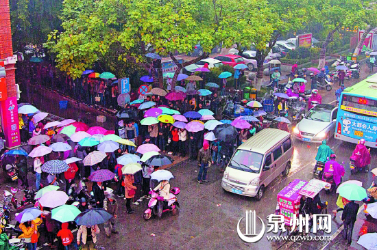 众多粉丝冒雨追华仔