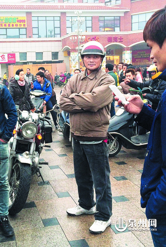 华仔替身大方接受粉丝拍照