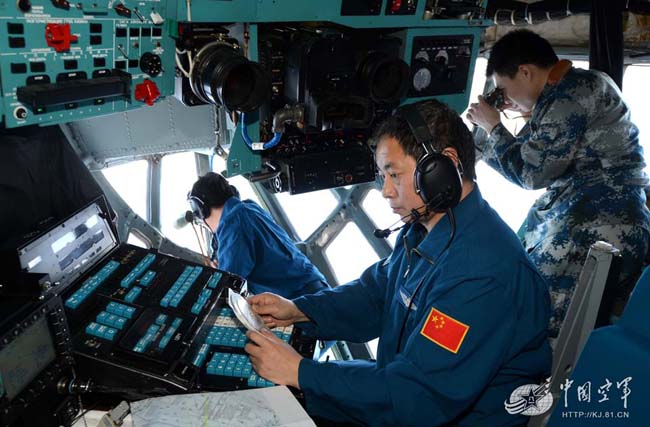 中国空军在马航客机失联海域实施扫描式搜寻1