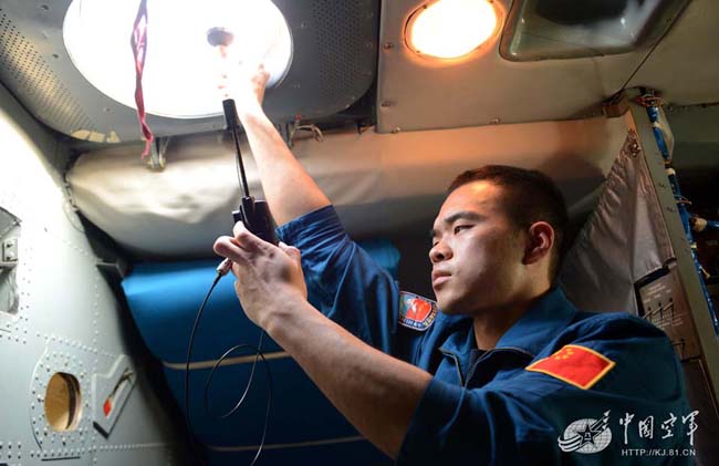 中国空军在马航客机失联海域实施扫描式搜寻