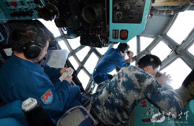 中国空军在马航客机失联海域实施扫描式搜寻2