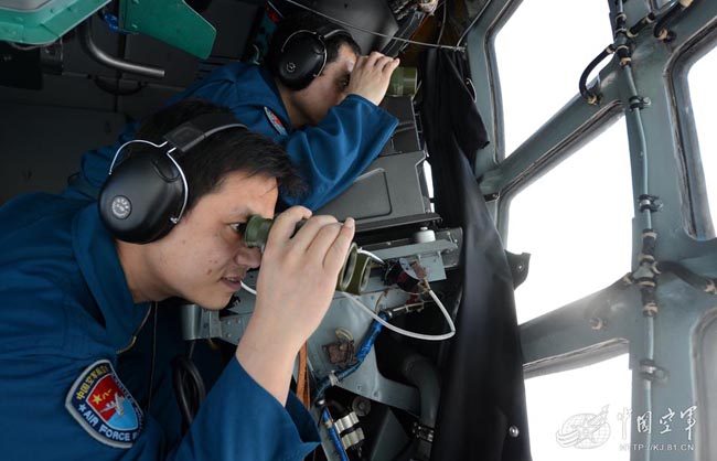 中国空军在马航客机失联海域实施扫描式搜寻3