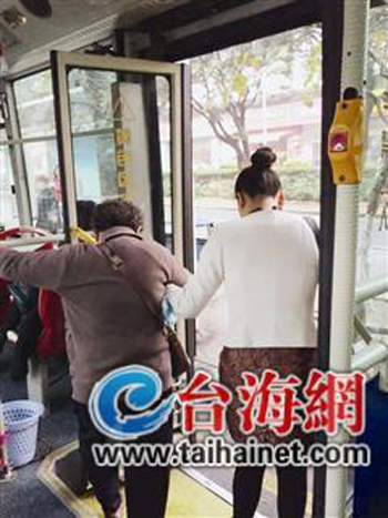 白衣女孩