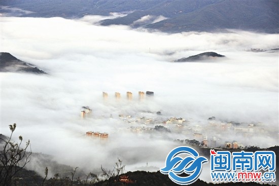 从仙公山远眺，浓雾犹如一张白棉被，彩色的楼房点缀